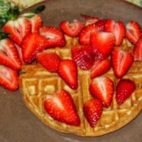 Cheesecakey Vegan Waffles with fresh strawberries